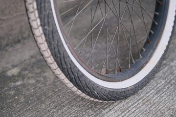 地面に乗る自転車のタイヤ