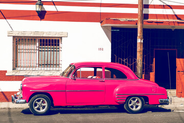 Havana Cuba Classic Cars. Typcal Havana urban scene with colorful buildings and old cars. Sunset time. - obrazy, fototapety, plakaty