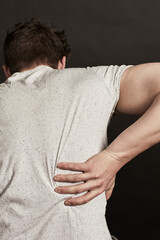 Mann mit Rückenschmerzen von hinten