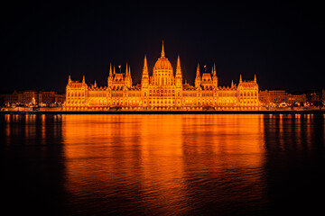 Naklejka premium hungarian parliament building at night