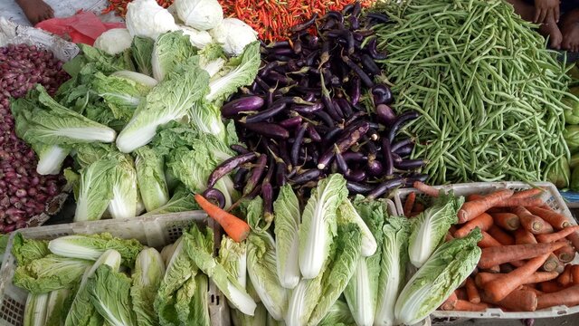 Traders organize vegetable commodities that are sold in traditional markets, Cipondoh, Tangerang City, Friday (13-12-20).