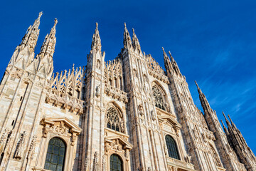 Fototapeta premium View of the Milan cathedral (Duomo di Milano) on a beautiful day, Milan, Italy