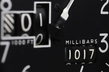 atmospheric pressure calibration setting of analogue aviation altimeter