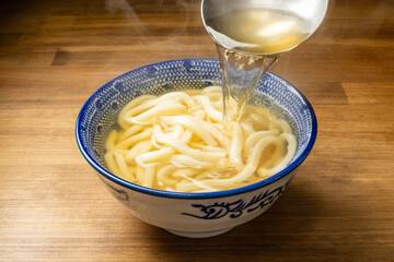 うどんに出汁をかける。