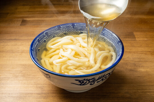 うどんに出汁をかける。