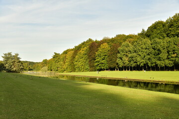 Le canal entre deux immense pelouses au parc de Tervuren à l'est de Bruxelles