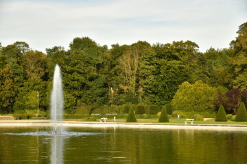 Naklejka premium Le Jardin Français avec sa pièce d'eau et sa fontaine au parc de Tervuren à l'est de Bruxelles Capitale Région
