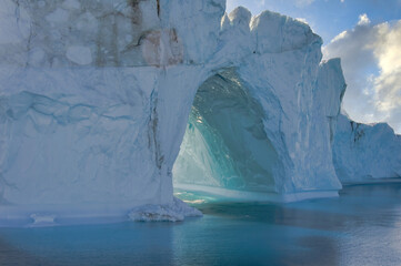 Fototapeta na wymiar Icebergs in Disko Bay, Natural arch,UNESCO World Heritage Site, Ilulissat, Jakobshavn, Greenland, Denmark