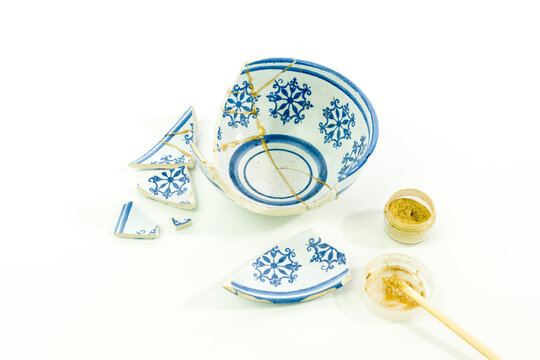Neues Kintsugi, reparieren von zerbrochenem Porzellan mit Epoxy Kleber und Goldstaub