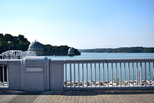 10月秋晴れ 欄干と多摩湖