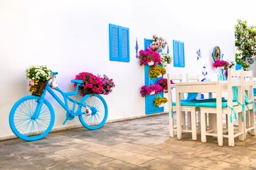 Gardinen Schöne Dekoration der Straßenbar (Restaurant) mit bunten Regenschirmen, altem Fahrrad und Blumen © Freesurf