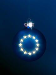 Blaue EU Weihnachtskugel vor blauem Hintergrund