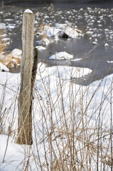 Rand eines Sees im verschneiten Winter