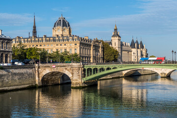 Fototapeta na wymiar the Seine in front of the Conciergerie in Paris