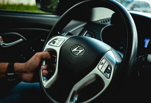 Hyundai. Homem dirigindo um carro da Hyundai. 