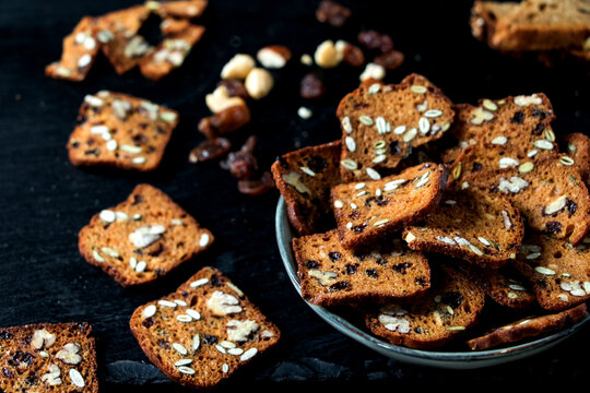 herzhafte brotchips mit n&uuml;ssen und rosinen gef&uuml;llt