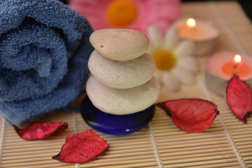 Obraz na płótnie Canvas meditazione terapia zen con pietre aromi candele asciugamano relax quiete spa benessere fiori