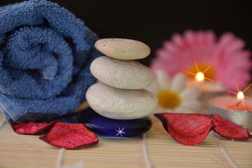 meditazione terapia zen con pietre aromi candele asciugamano relax quiete spa benessere fiori