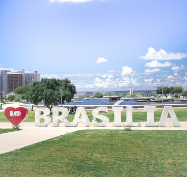 Letreiro com o nome da cidade d'e Bras&iacute;lia, capital brasileira. A arte se refere a dizer "Eu amo Bras&iacute;lia". Bras&iacute;lia, Distrito Federal - Brasil. 20 de Abril de 2019.