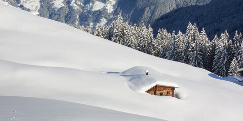 Panorama einer Skihütte im verschneiten Tirol in Österreich