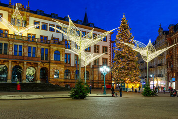 Obraz premium Wiesbaden, Sternschnuppenmarkt, 13.12.2020.