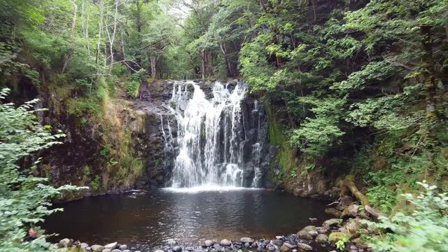 survol d'une cascade en Auvergne