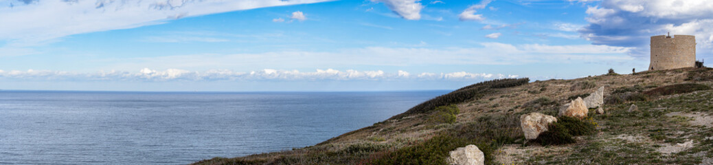 Panorámica de paisaje natural de Cala Montgó y su torre, en un día nuboso, en l'Estartit, Costa Brava, Girona, Febrero de 2018