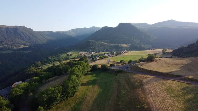 Survol du lac Pavin, pr&egrave;s du puy de Sancy en Auvergne