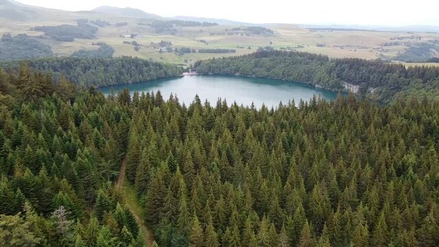 Survol du lac Pavin, pr&egrave;s du puy de Sancy en Auvergne