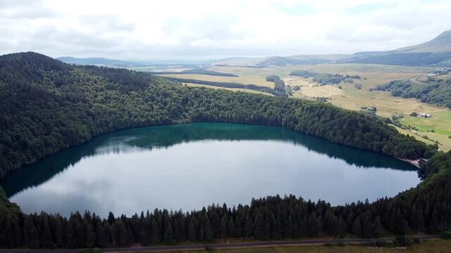 Survol du lac Pavin, pr&egrave;s du puy de Sancy en Auvergne