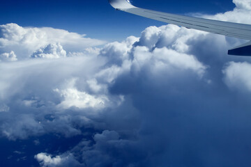 Naklejka na ściany i meble Un bonito mar de nubes vistos desde arriba. Fotografía hecha del cielo desde la ventanilla de un avión comercial sobre Cerdeña.