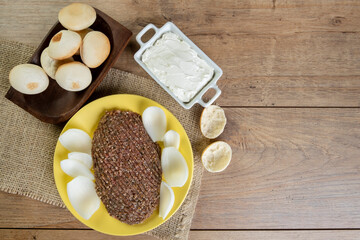 raw quibe with sliced onion, dried curd, pita bread and mint leaves