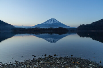朝の富士山と精進湖