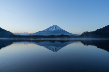 朝の富士山と精進湖
