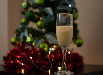 copa de ponche navideño con adornos de navidad y luces