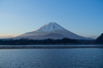 朝の富士山と精進湖