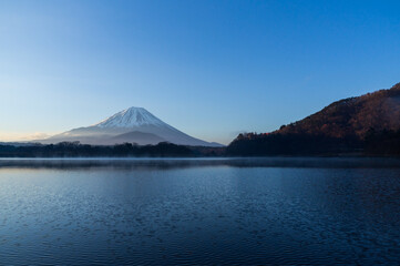 朝の富士山と精進湖