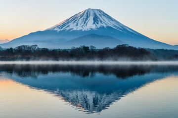 富士山と精進湖の朝焼け
