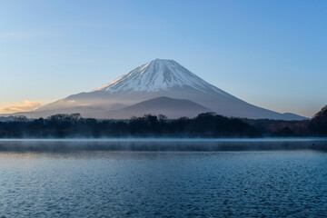 富士山と精進湖の朝焼け