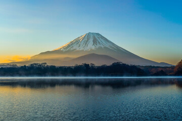 富士山と精進湖の朝焼け