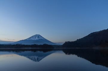 富士山と精進湖の朝焼け