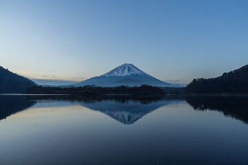 富士山と精進湖の朝焼け