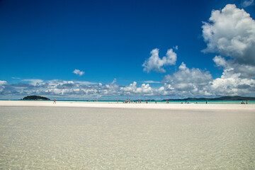 Obraz premium Tourists in the distance at Whitehaven beach in Australia