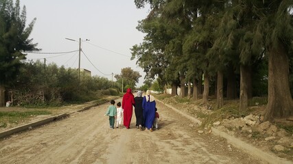 Obraz premium people walking through, walking, hiking, nature, woman, landscape, walk, family, mountain, forest, people, hike, summer, path, road, outdoors, outdoor, green, couple, child, mountains, autumn, park, 