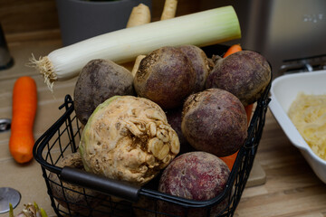 warzywa w koszyku © FOTOWAWA