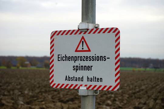 Warnung / Hinweisschild: Eichenprozessionsspinner 