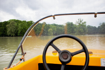 Tretboot auf See
