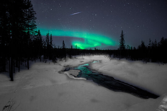 Polarlicht in Schweden mit Sternschnuppe