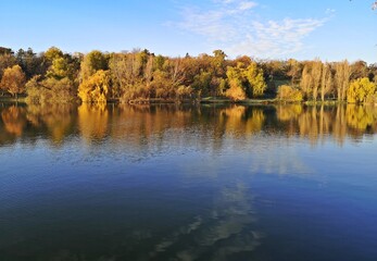 Fototapeta na wymiar Autumn trees reflected in water