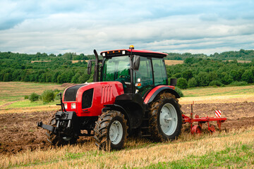 Obraz premium Farmer in tractor preparing land for sowing, plowing the field